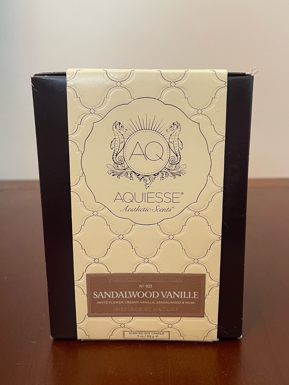 NIB AQUIESSE “SANDALWOOD VANILLE”11 OZ SCENTED SOY WAX CANDLE Vanilla Musk # 025